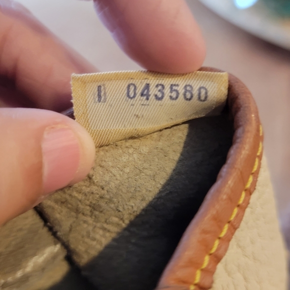 Rare Vintage Dooney and Bourke Essex All Weather Ivory Leather With British Tan - Picture 13 of 15